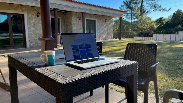 Practicality meets luxury at the Villa Junceira. Parking on the property is hassle-free, ensuring that you can come and go as you please. What’s more, the villa is tailor-made for modern times, allowing you to seamlessly combine your vacation with telework or distance learning.