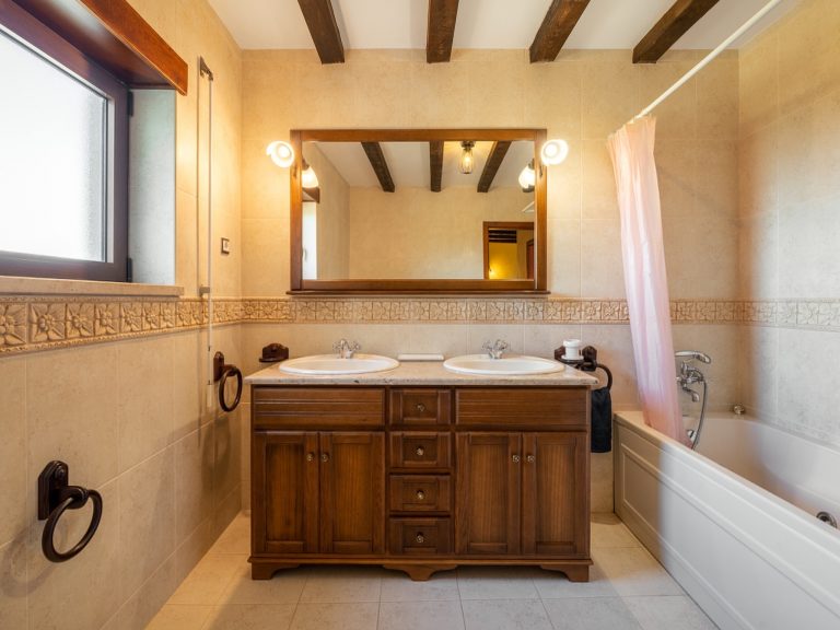 The bathroom is spacious and with an elegant traditional style.