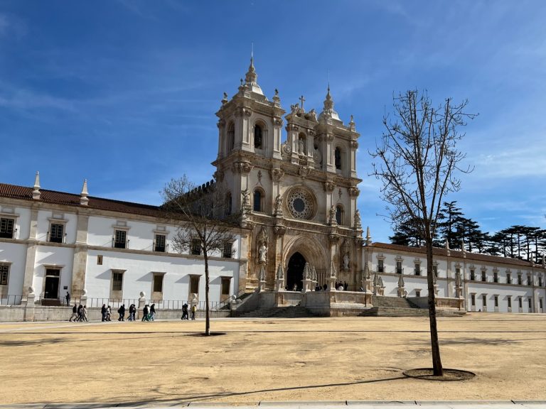 The famous World Heritage Site Alcobaça with its monastery is a must-see, along with other famous sites such as Tomar, Batalha, all within a 40 kilometre radius.