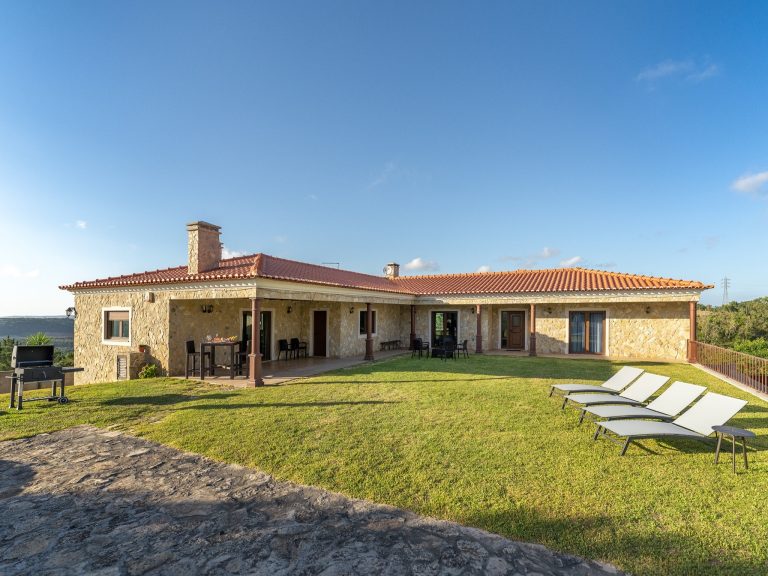 Enjoy this calm retreat on the hill above Óbidos.